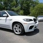 BMW X5 M,  2013 модель,  белый цвет,  полный вариант автомобиля.