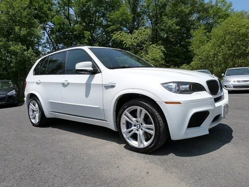 BMW X5 M,  2013 модель,  белый цвет,  полный вариант автомобиля.
