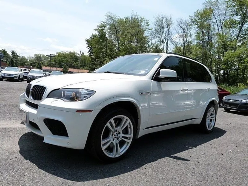 BMW X5 M,  2013 модель,  белый цвет,  полный вариант автомобиля. 2
