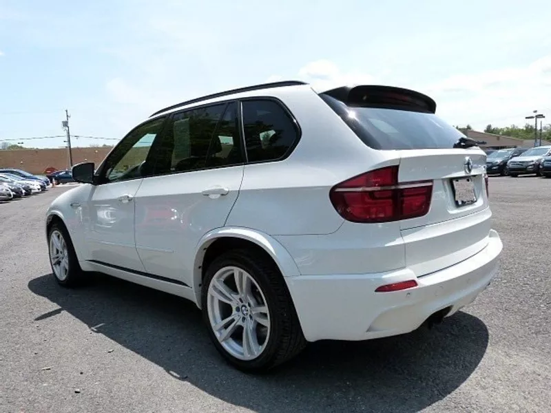 BMW X5 M,  2013 модель,  белый цвет,  полный вариант автомобиля. 4