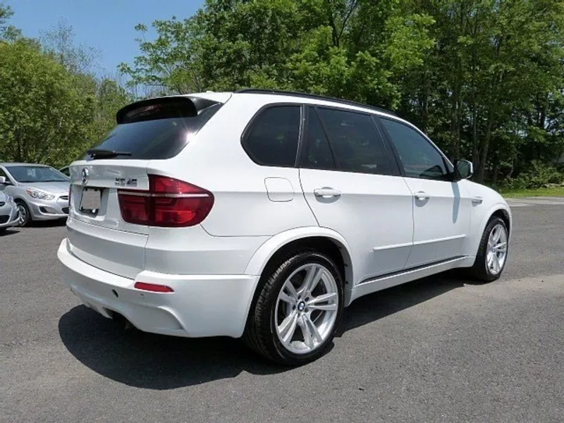BMW X5 M,  2013 модель,  белый цвет,  полный вариант автомобиля. 3